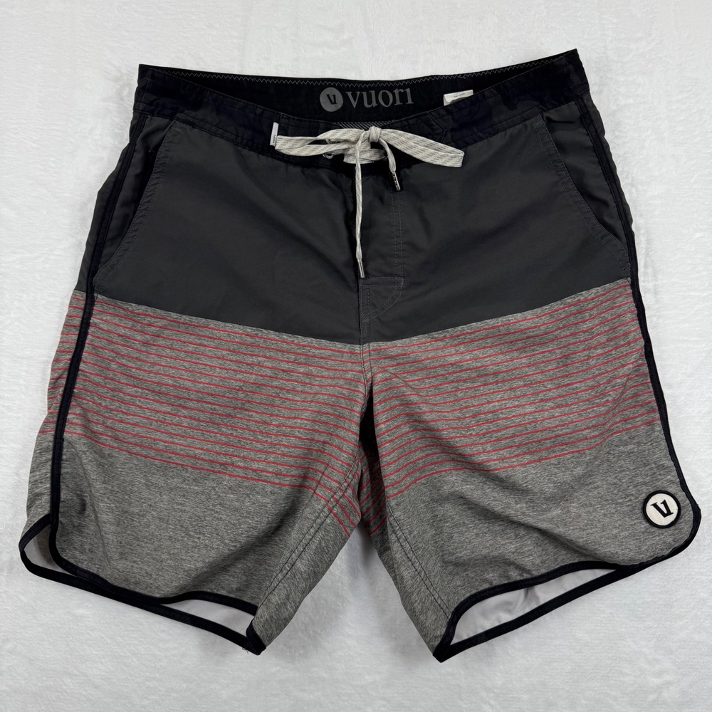 Vuori Men's Performance 4 Way Stretch Board Shorts Size 30 Gray Red Stripe‎